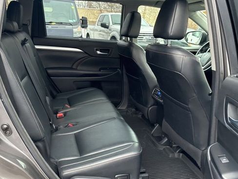 Used 2018 Toyota Highlander XLE image 25