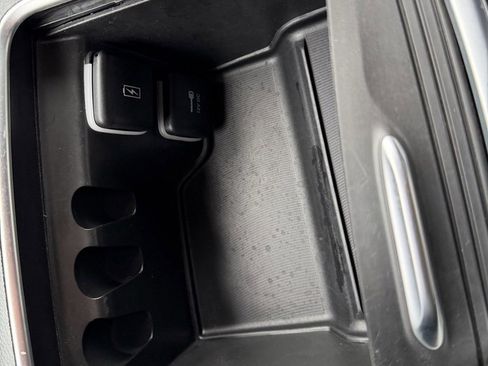 Used 2023 Chrysler Pacifica Limited image 16