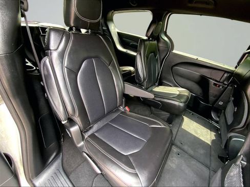 Used 2025 Chrysler Pacifica Select FWD image 32