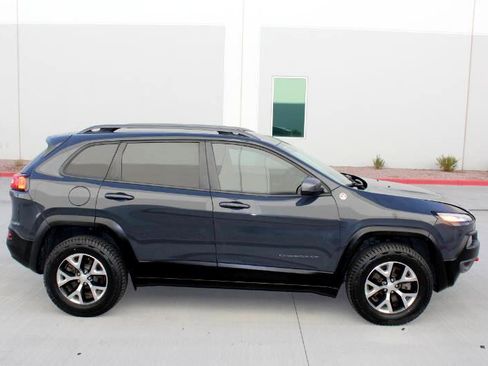 Used 2017 Jeep Cherokee Trailhawk image 4