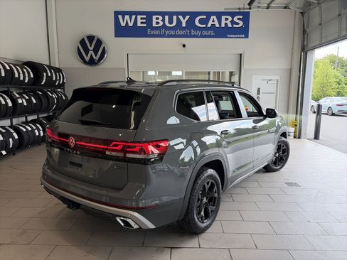Used 2024 Volkswagen Atlas Peak Edition SE AWD/4WD image 4