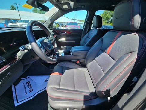 Used 2024 Chevrolet Traverse RS AWD/4WD image 21