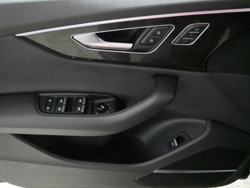 Used 2021 Audi Q8 Prestige w/ Prestige Package image 19