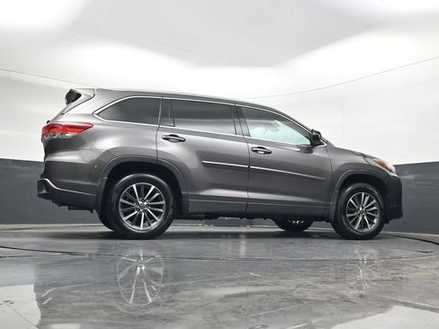 Used 2017 Toyota Highlander XLE AWD/4WD image 37