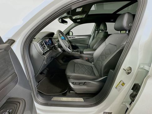 Used 2024 Volkswagen Atlas Cross Sport SE FWD image 21