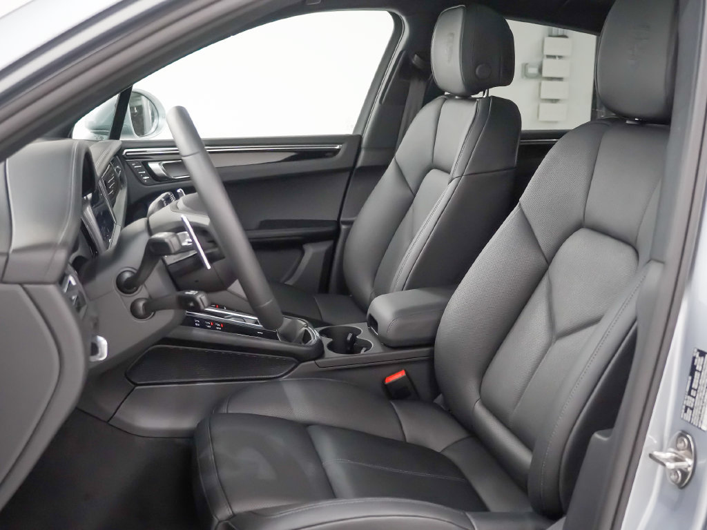 Certified 2026 Porsche Macan AWD/4WD image 5