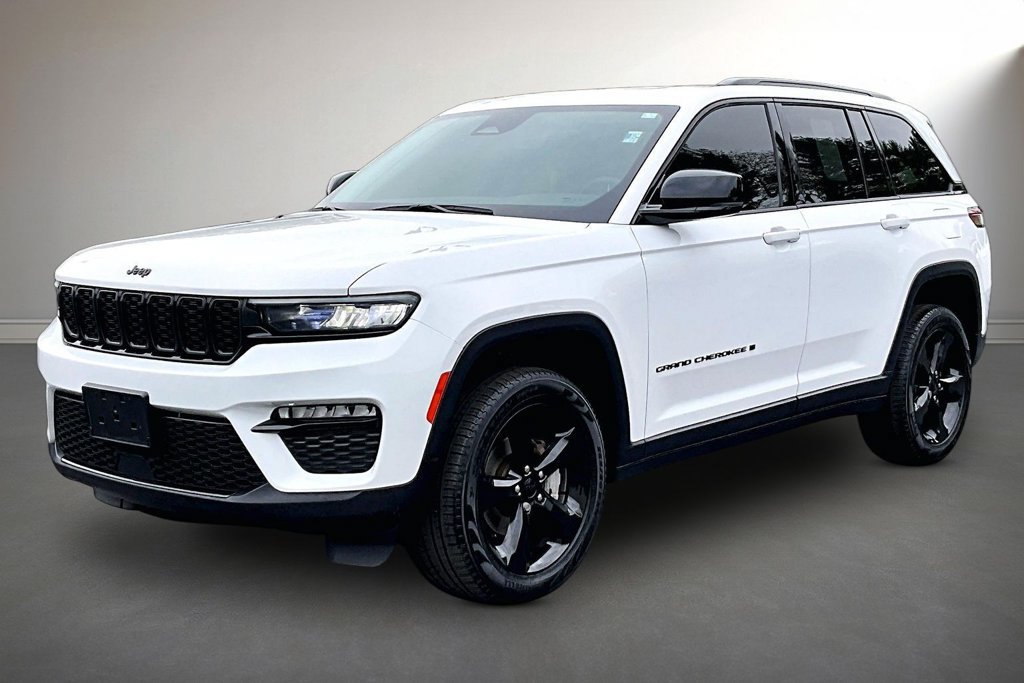 Used 2023 Jeep Grand Cherokee Limited w/ Black Appearance Package AWD/4WD image 3