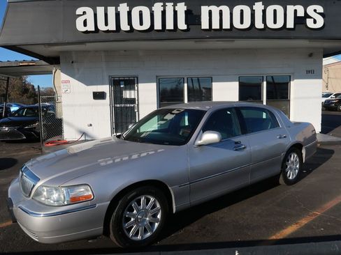 Used 2010 Lincoln Town Car Signature Limited image 1