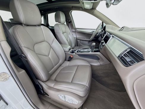 Certified 2023 Porsche Macan Turbo image 31