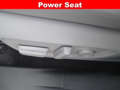 Used 2024 Toyota Highlander XLE AWD/4WD image 27