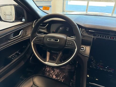 Used 2024 Jeep Grand Cherokee L Limited w/ Black Appearance Package image 32