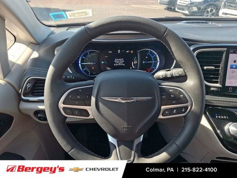 Used 2023 Chrysler Pacifica Touring-L FWD image 21