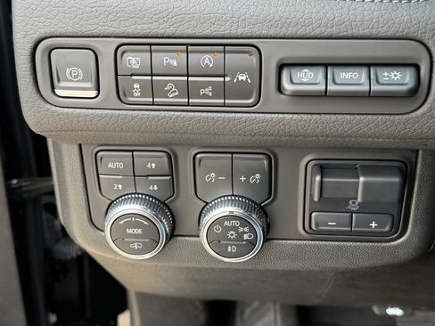 Used 2023 GMC Yukon XL Denali w/ Advanced Technology Package AWD/4WD image 30