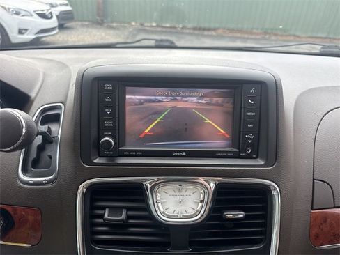 Used 2013 Chrysler Town & Country Touring image 17