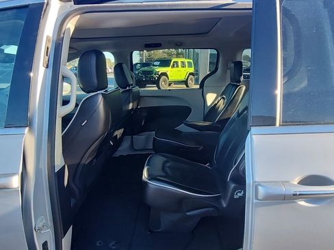 Certified 2023 Chrysler Pacifica Limited image 30