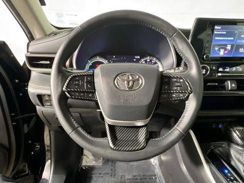 Used 2022 Toyota Highlander Bronze Edition FWD image 18