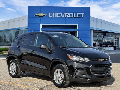 Certified 2022 Chevrolet Trax LS w/ Tint and Cruise Package image 8