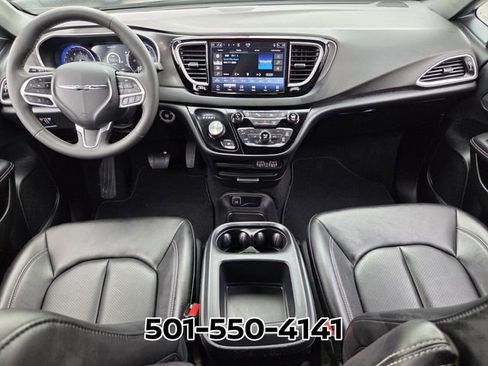 Used 2025 Chrysler Pacifica Select FWD image 13