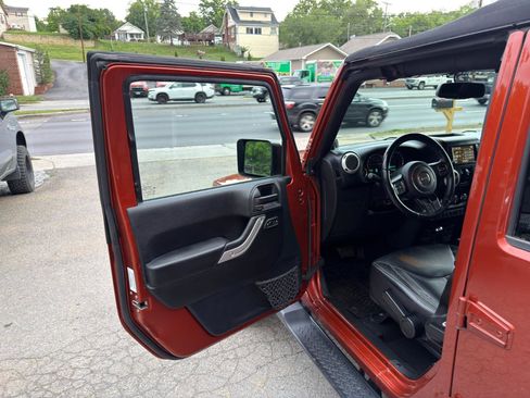 Used 2014 Jeep Wrangler Unlimited Sahara w/ Connectivity Group AWD/4WD image 10