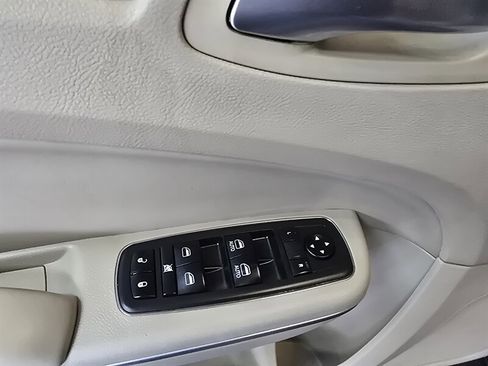 Used 2013 Chrysler 300 AWD w/ Driver Convenience Group image 17