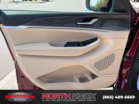 Used 2024 Jeep Grand Cherokee L Limited w/ Black Appearance Package AWD/4WD image 5