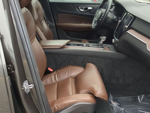 Used 2020 Volvo V60 T5 Cross Country image 21