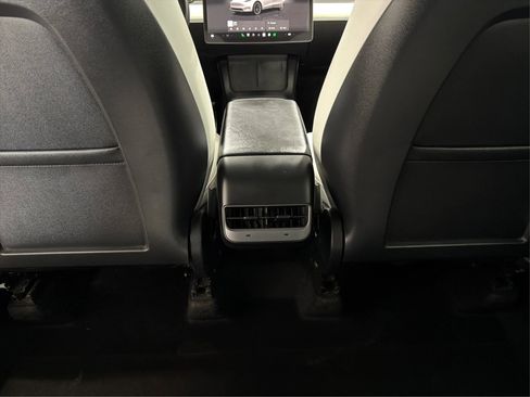 Used 2022 Tesla Model Y Long Range image 25