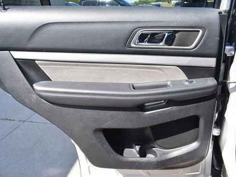 Used 2017 Ford Explorer XLT w/ Equipment Group 202A AWD/4WD image 36