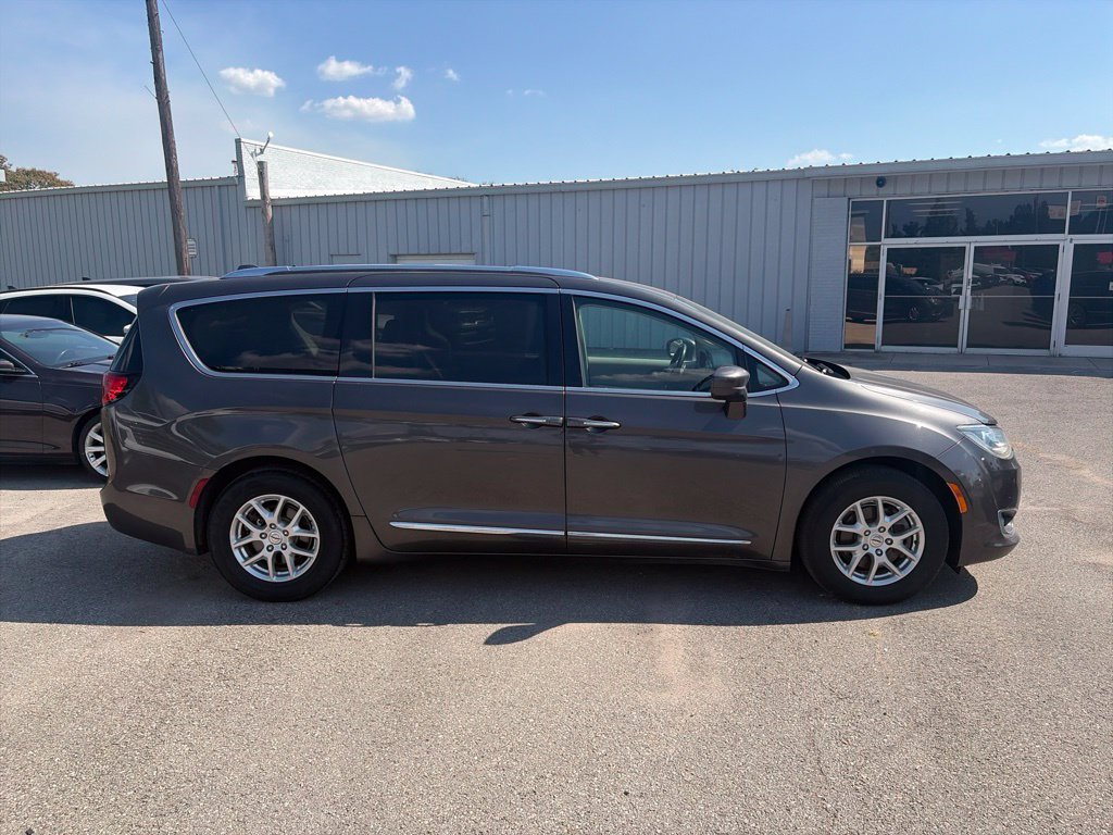 Used 2018 Chrysler Pacifica Touring-L FWD image 7