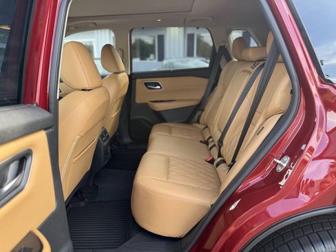 Used 2021 Nissan Rogue Platinum FWD image 18