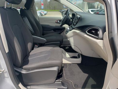 Used 2023 Chrysler Voyager LX FWD image 17