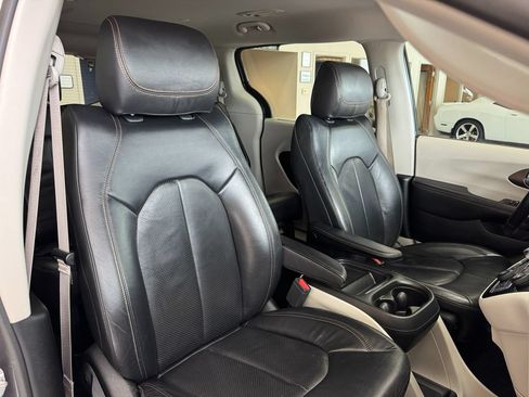 Used 2018 Chrysler Pacifica Touring-L FWD image 18