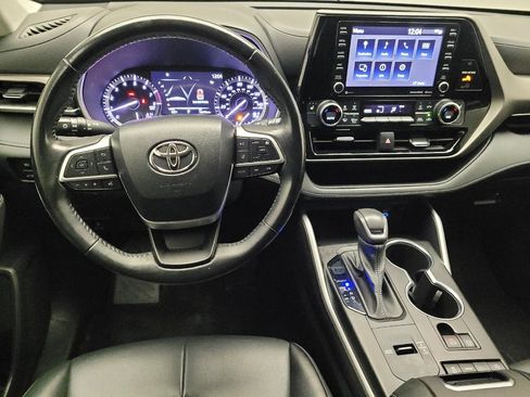 Used 2022 Toyota Highlander XLE FWD image 22
