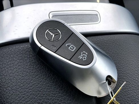 Used 2025 Mercedes-Benz C 300 4MATIC Sedan image 28