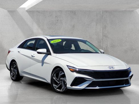Used 2025 Hyundai Elantra SEL FWD image 2