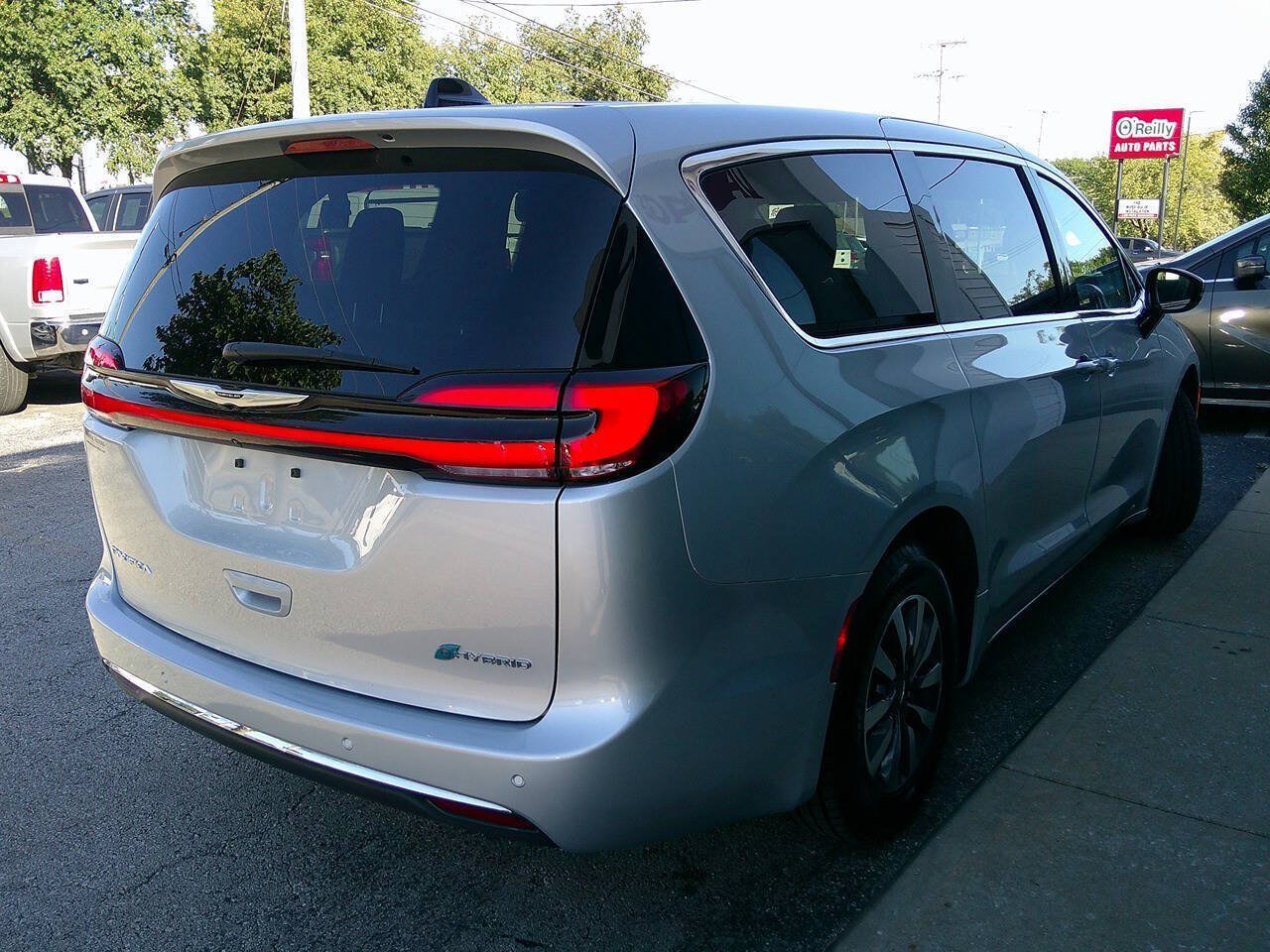 Used 2024 Chrysler Pacifica Limited FWD image 5
