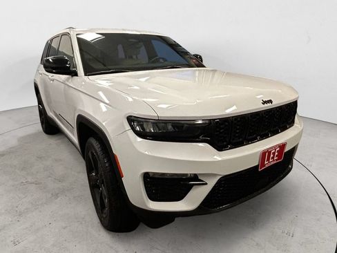 Used 2023 Jeep Grand Cherokee Limited w/ Black Appearance Package AWD/4WD image 7