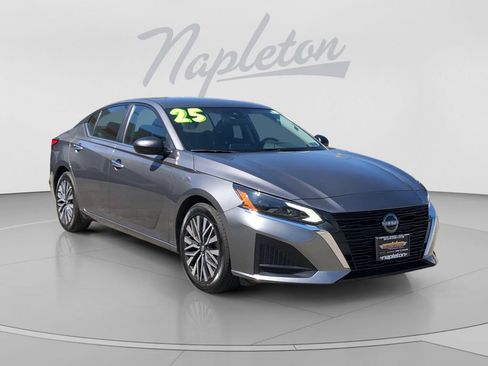 Used 2025 Nissan Altima 2.5 SV FWD image 8