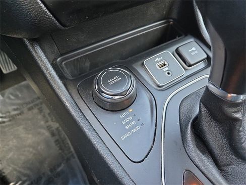 Used 2021 Jeep Cherokee Latitude Lux image 28