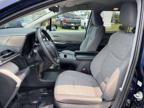 Used 2023 Toyota Sienna LE AWD/4WD image 13