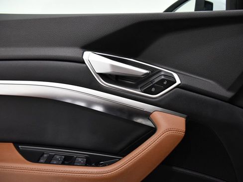 Used 2022 Audi e-tron Premium Plus w/ Premium Plus Package image 18