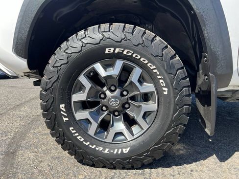 Certified 2018 Toyota Tacoma TRD Off-Road AWD/4WD image 9