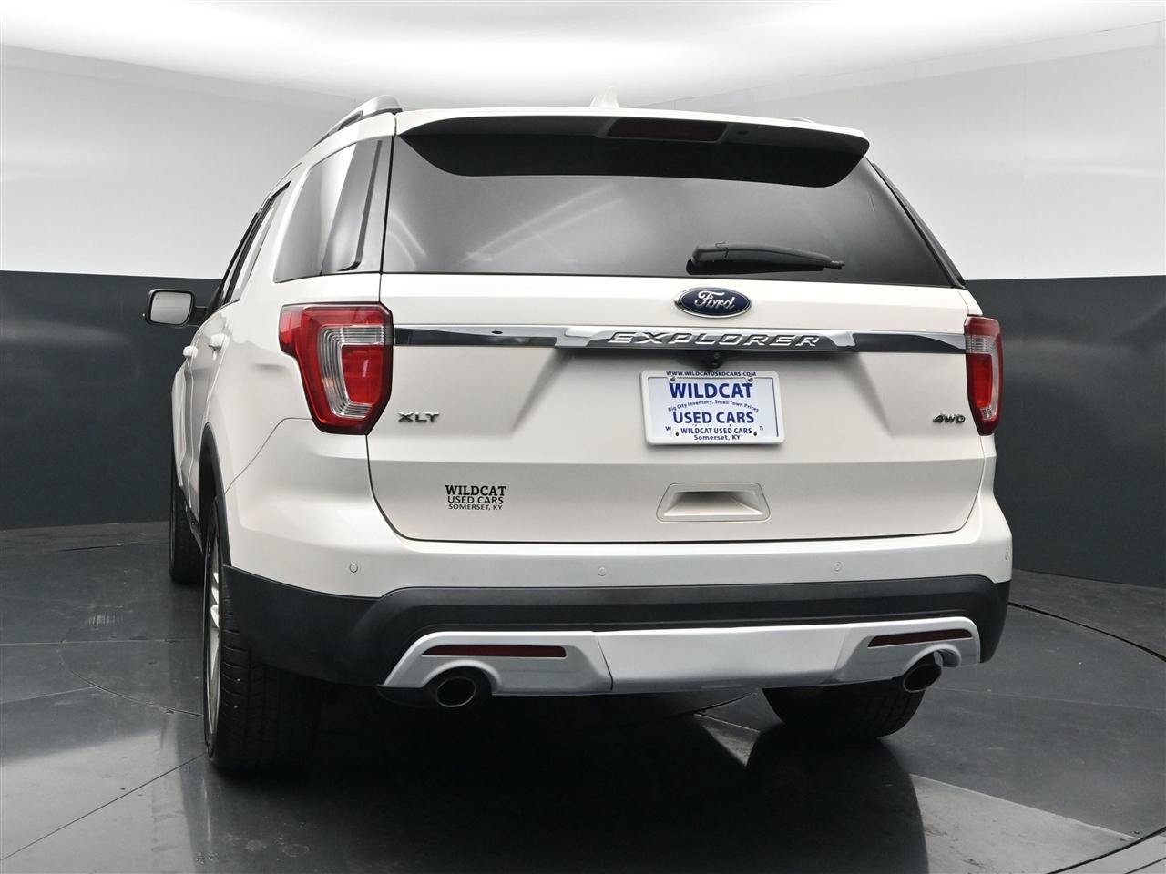 Used 2017 Ford Explorer XLT w/ Equipment Group 202A AWD/4WD image 7