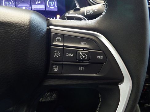 Used 2024 Jeep Grand Cherokee Laredo w/ Luxury Tech Group I AWD/4WD image 31
