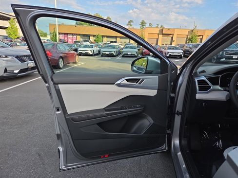 New 2025 Volkswagen Taos SE image 11