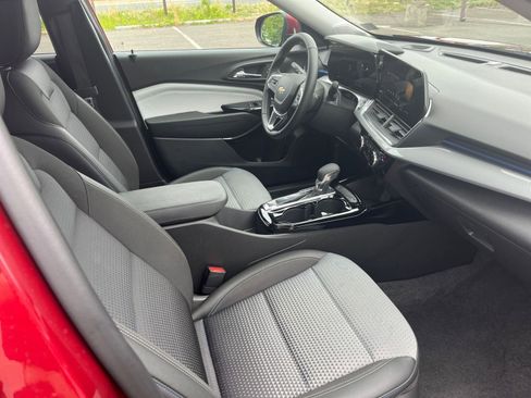 Used 2025 Chevrolet Trax LT w/ LT Convenience Package FWD image 34