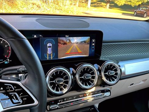 Used 2025 Mercedes-Benz GLB 250 4MATIC image 23