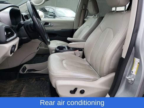 Used 2019 Chrysler Pacifica Touring-L w/ Premium Audio Group FWD image 17