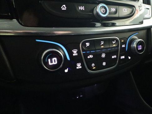 Used 2020 Chevrolet Traverse LT FWD image 19