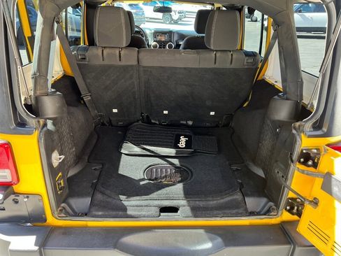 Used 2015 Jeep Wrangler Unlimited Rubicon w/ Connectivity Group image 24